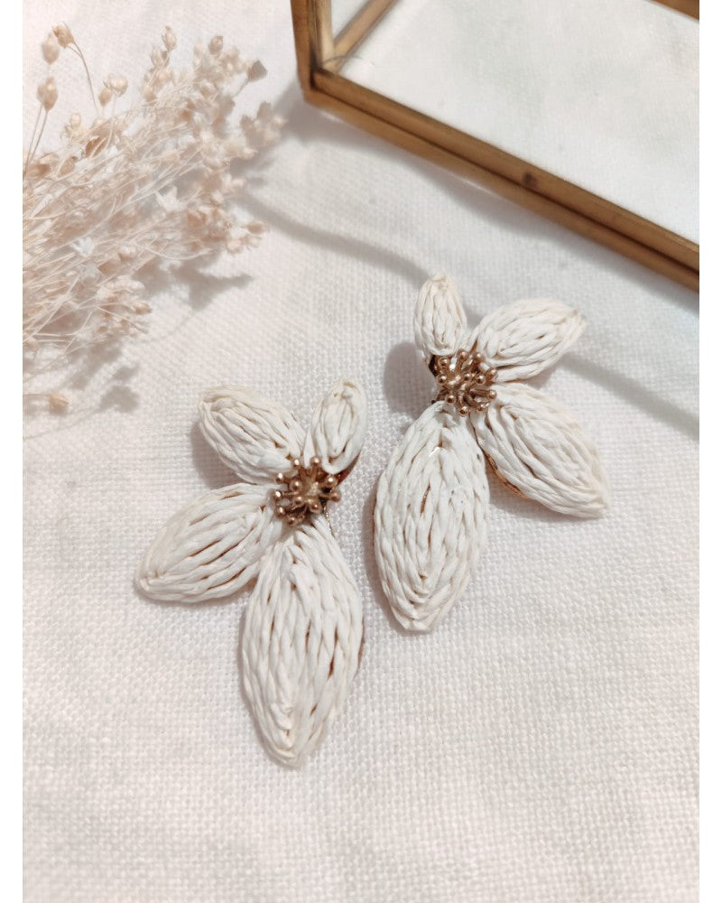 Milë Mila - Boucle d'oreille raphia fleur blanche