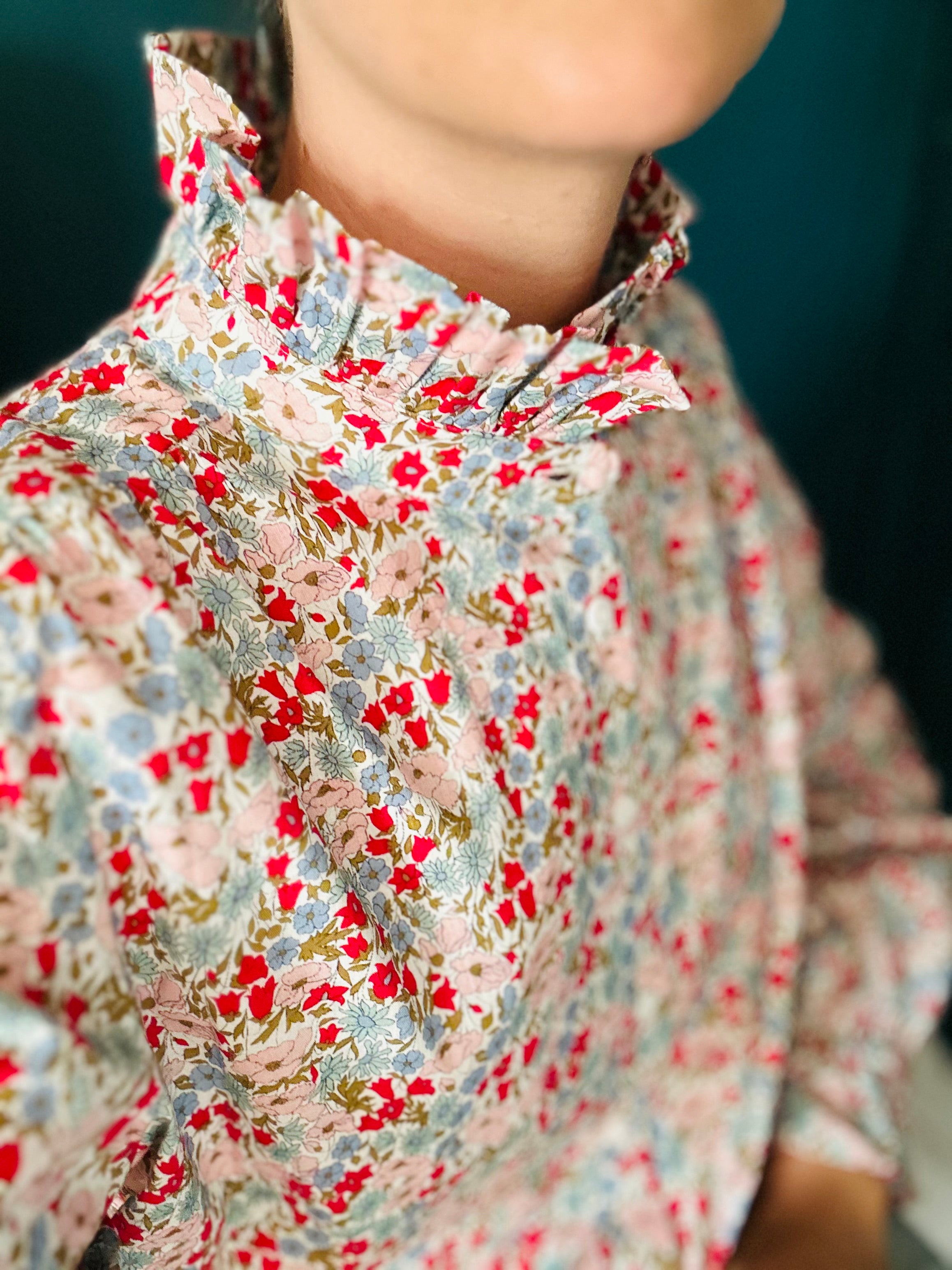 Chemise fleurie avec col victorien