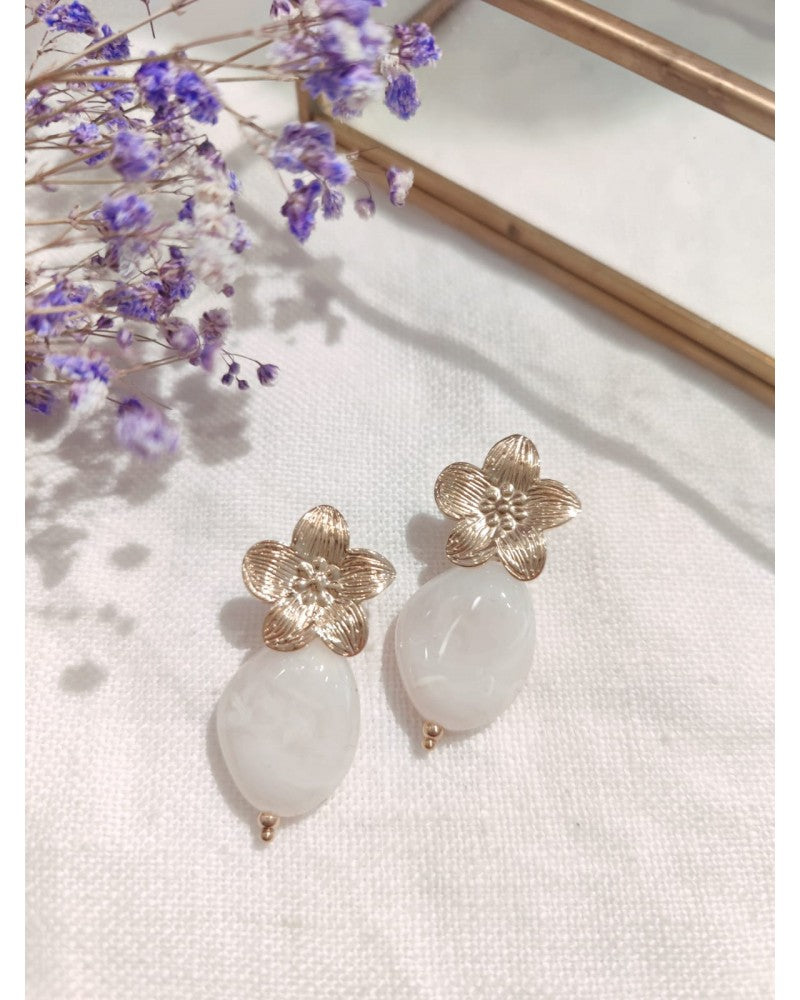 Milë Mila - Boucle d'oreille fleur résine écru dorée