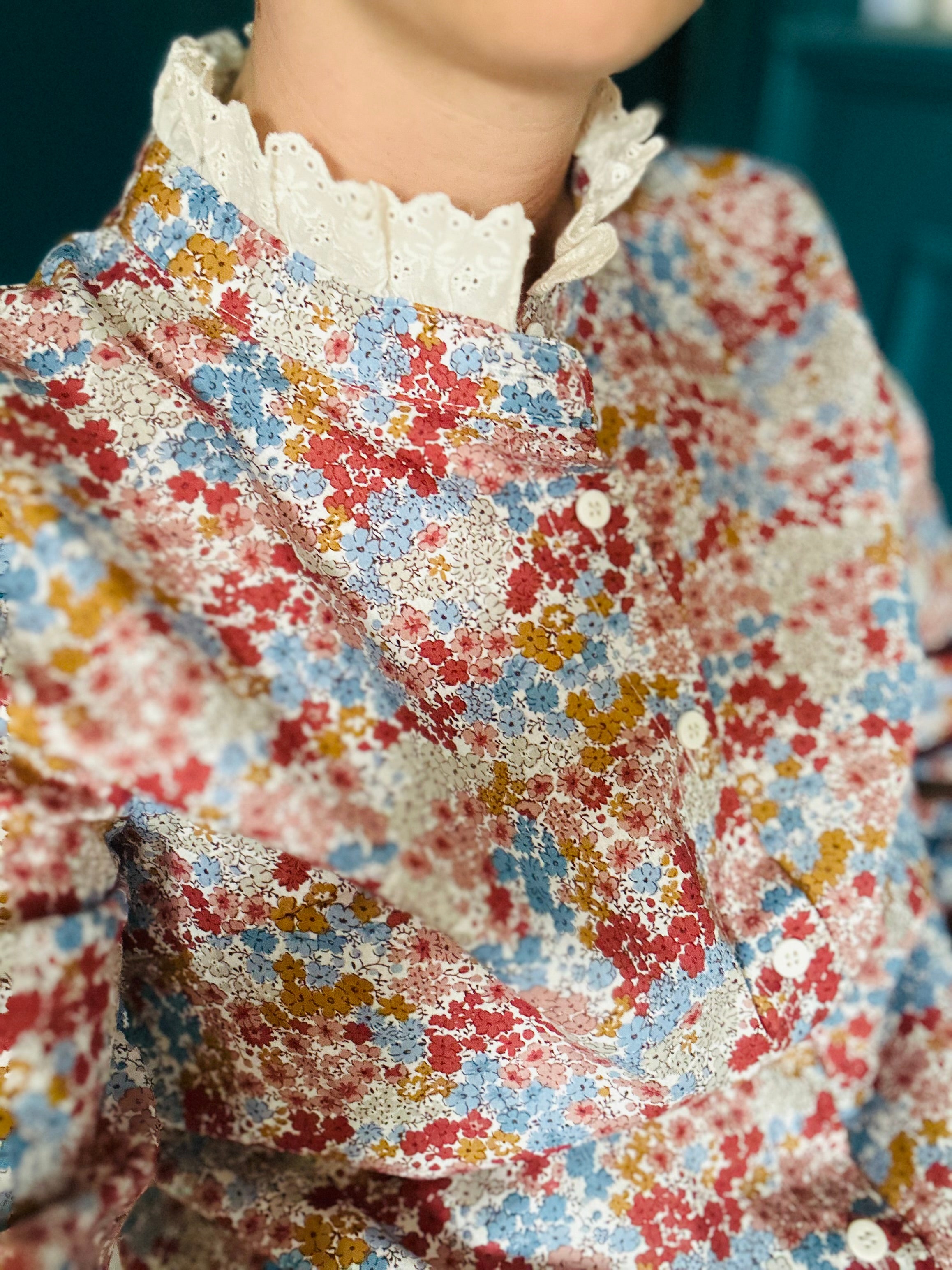 Blouse fleurie avec détails en broderie anglaise