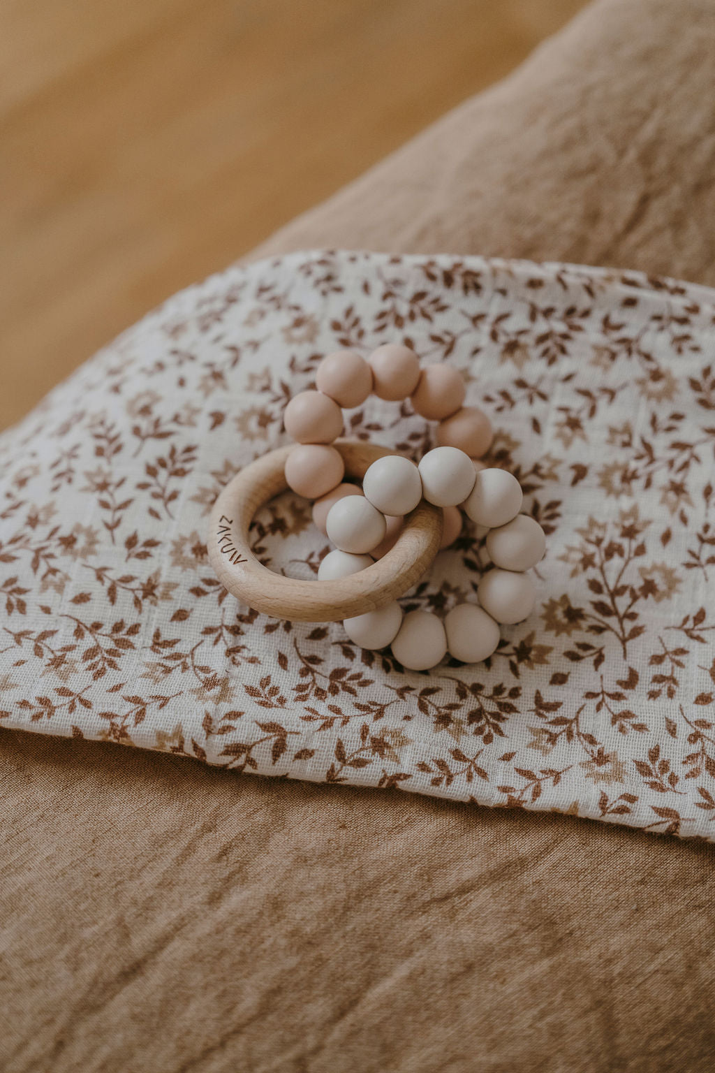 Zakuw - Anneau de dentition bébé - Sedna - Bois et silicone alimentaire - Floraison - Rose